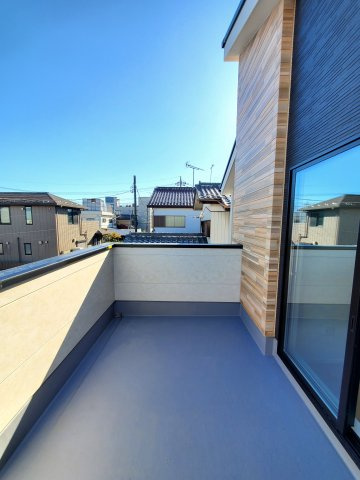 三郷市　高州2丁目　新築戸建　　全1棟のバルコニー|暖かな日差しのふりそそぐバルコニー