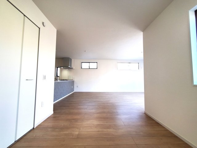 三郷市　高州2丁目　新築戸建　　全1棟の居間・リビング|陽当り良好なリビング家族みんなが爽やかに健やかに過ごせます