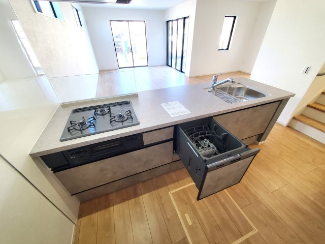 三郷市　高州2丁目　新築戸建　　全1棟のキッチン|食器洗浄機が後片付けをサポート！食事後の家族のくつろぎタイムをゆっくりもてます♪