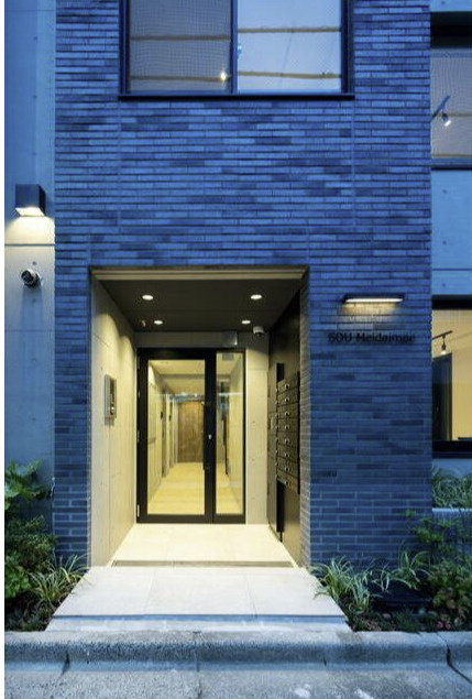 SOU明大前のエントランス