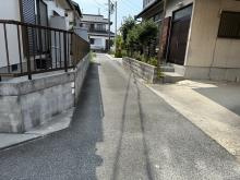常滑市住吉町1丁目　中古戸建の前面道路含む現地写真
