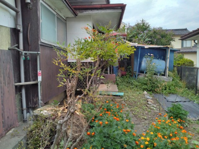 【庭】 | 岡谷市神明町2丁目 中古住宅⑤ | 玄関横