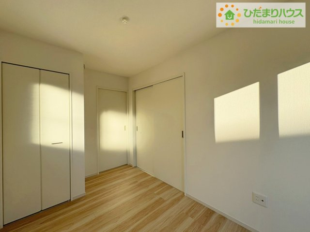 ひたちなか市高場7期　新築戸建の洋室|窓が多く、明るい空間を演出してくれます(*^^*)