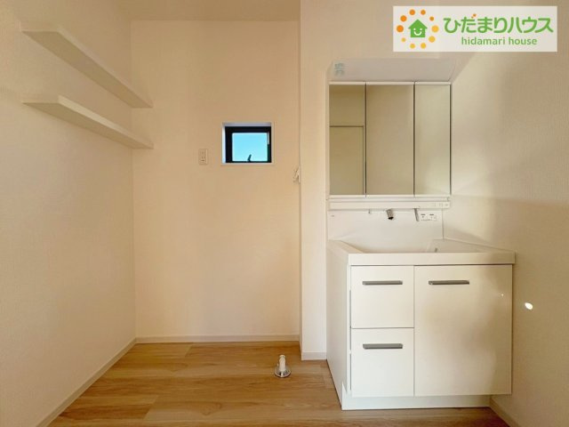 ひたちなか市高場7期　新築戸建の独立洗面台|三面鏡の大きな鏡は憧れます(^^♪ 鏡の後ろは収納となっていて、細かいものでも収納できるのでスッキリと整理できます！