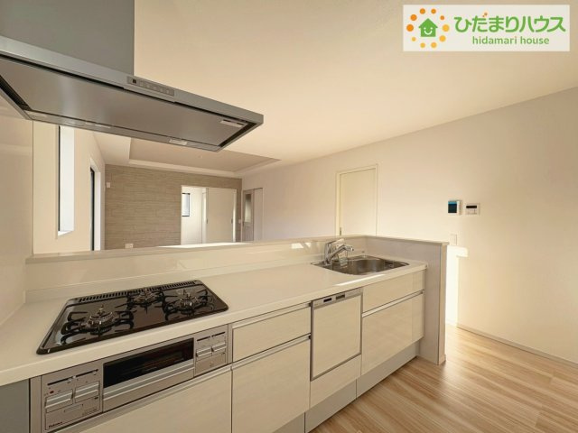 ひたちなか市高場7期　新築戸建のキッチン|カウンターは少し高くなってますので、手元が隠れて来客からは見えにくくなってます♪