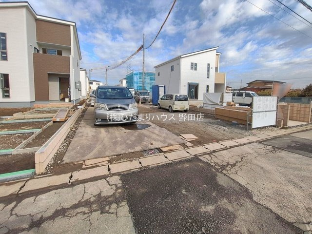 野田木間ケ瀬第2　新築戸建　5号棟の駐車場|協定道路は約8ｍあるので、敷地内での車切り替えしもらくちんです♪