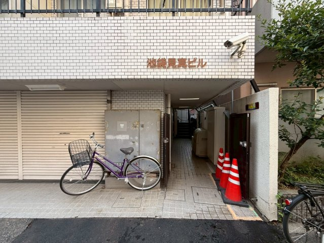 池袋見真ビル　303のエントランス