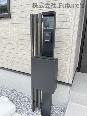 三郷市新和4丁目　新築戸建　全1棟のエントランス|ポスト・TVモニターホンの写真です