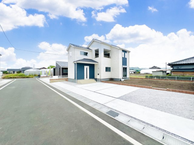 吉岡町漆原の前面道路含む現地写真|敷地内で駐車も楽々♪