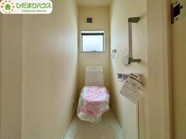 野田木間ケ瀬第2　新築戸建　7号棟のトイレ|小窓が付いているので、トイレも明るい空間になっております♪						
