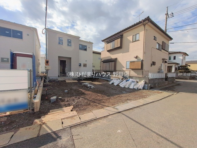 野田木間ケ瀬第2　新築戸建　7号棟の前面道路含む現地写真|4ｍの前面道路は車通りが少ないので、焦らずゆっくり駐車ができますよ♪