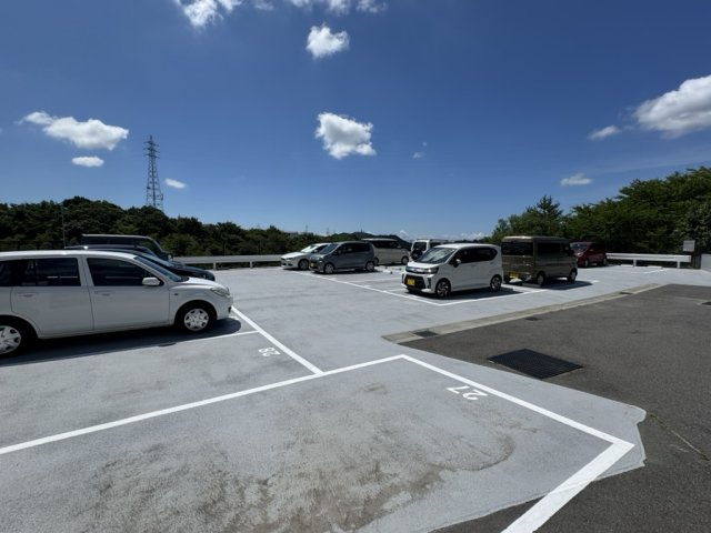 鈴蘭泉台第4ハウスの駐車場|駐車場があるので、車を買う予定の方も安心です