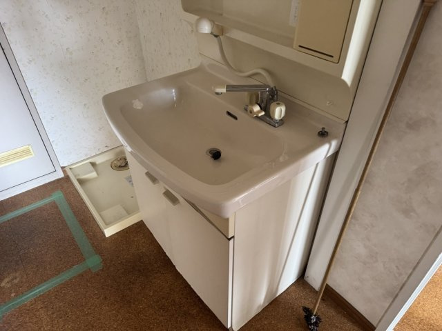 鈴蘭泉台第4ハウスの独立洗面台|独立洗面台、小物を置くことができて便利です