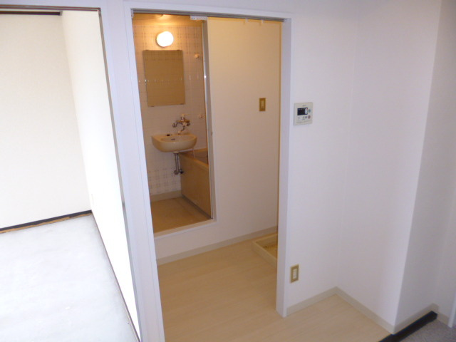 採光窓が多く明るいお部屋です