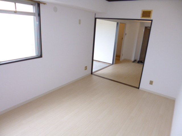 採光窓が多く明るいお部屋です