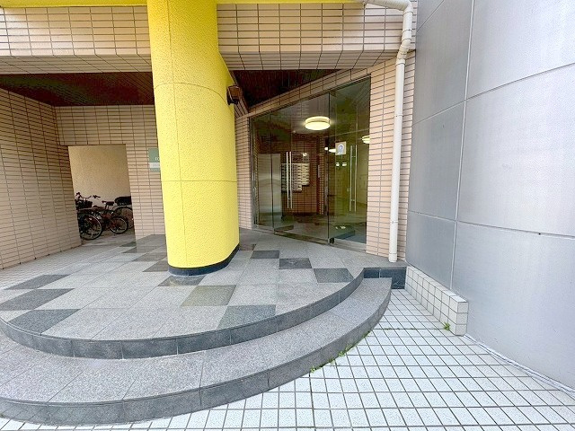 プリンスコート新高のエントランス