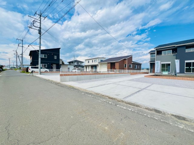 吉井町長根の前面道路含む現地写真|間口も広く駐車も広々♪