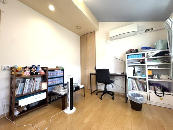 大字市中古の洋室|お子様部屋として使う際も、クローゼットに荷物をきちんと収納でき、すっきり過ごせる空間です。