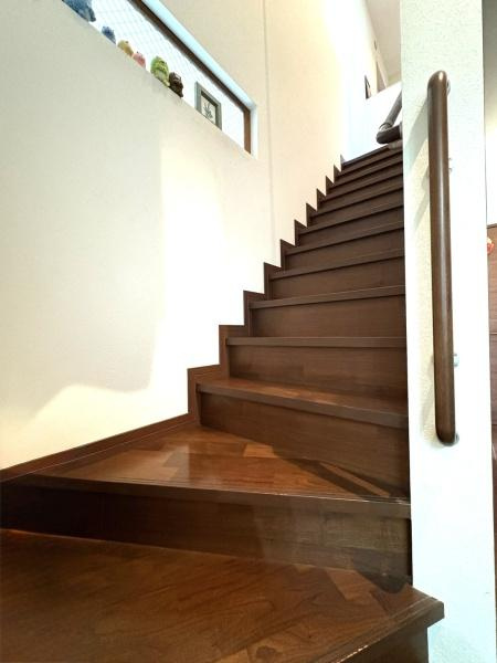 大字市中古の内装|2階へ上がる階段は手すりがあり段差もゆったりしているので小さなお子様でも安心◎