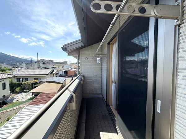 大字市中古のバルコニー|2階バルコニーは日当たり良好◎　お洋服やお布団がカラッと乾きます♪