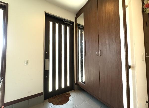 大字市中古の玄関|たっぷり収納のシューズボックスとシューズクロークがあるのでアウトドア用品の収納にピッタリ◎