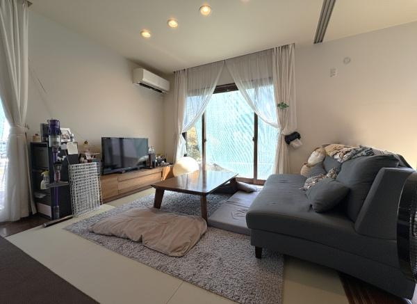 大字市中古の居間・リビング|大きな窓からたっぷりと自然光が差し込む、明るく開放的なリビング。
