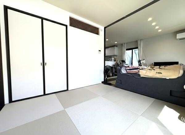 大字市中古の和室|リビングに隣接した和室は多用途に使えるので、お子様の遊び場としても、ゆっくりとくつろぐスペースとしても活用できます！