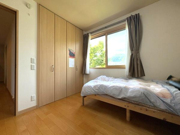 大字市中古の洋室|窓からは公園が見え、心地の良い風が部屋に入ってきます。