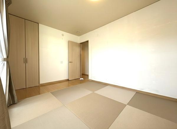 大字市中古の和室|畳の温かみが感じられる和室は、どこか懐かしく落ち着きます。大きな窓から自然光が差し込み、明るく開放感のある空間が広がっています