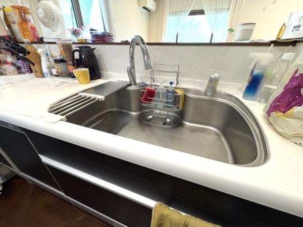 大字市中古のキッチン|広めのシンクは、洗い物や調理準備がしやすく、作業がスムーズに進みます。余裕のあるスペースで、毎日の家事が快適に。シンプルで使いやすいデザインです♪