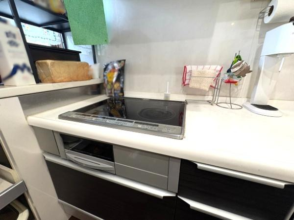 大字市中古のキッチン|IHコンロ付きのキッチンで、安全・快適なクッキングを。収納スペースもたくさんあります。