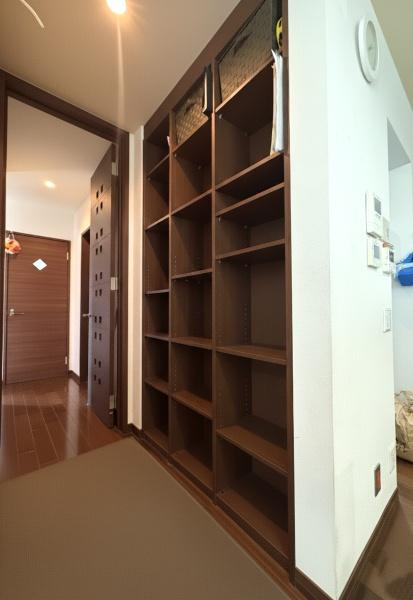 大字市中古の収納|リビングには大容量の収納棚があるので書類や本、インテリア置き場にピッタリ♪