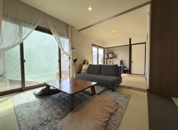 大字市中古の居間・リビング|和室とつながっており、仕切りを開けると広々とした空間に♪