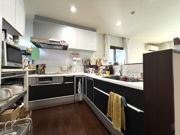 大字市中古のキッチン|L字型のキッチンは広い作業スペースがあり、日々の料理が捗りそうです♪