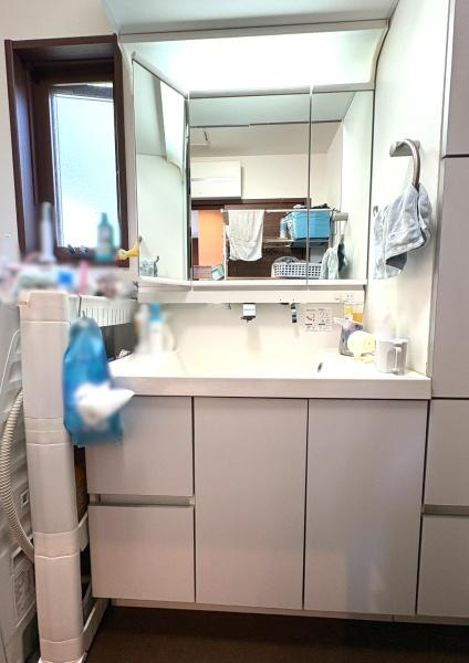 大字市中古の独立洗面台|三面鏡は収納が多く洗面台周りをすっきり美しく保てます。朝の準備も効率的にできます！