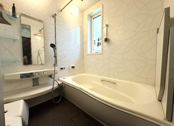 大字市中古の浴室|窓付きで換気もしやすく、自然光を感じながら入浴できます♪