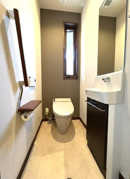 大字市中古のトイレ|タンクレスタイプなのですっきりとしたスタイリッシュな空間！
凹凸も少ないので拭き掃除も簡単に！