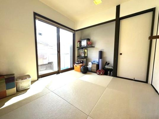 大字市中古の和室|和室は多用途に使えるので、お子様の遊び場としても、ご家族や友人の集まりにも対応できます。ゆっくりとくつろぐスペースとしても活用できます。