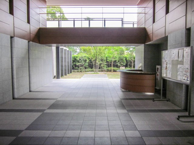 【エントランス】 | ロイヤルアーク花水都ＯＳＡＫＡ | 開放的な2階層吹抜の「エントランスホール」