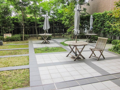 【その他共用部分】 | ロイヤルアーク花水都ＯＳＡＫＡ | 季節を感じながら過ごせる「木陰のテラス」。「パーティールーム」・「集会室」など共用施設も充実♪