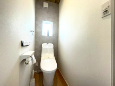 【トイレ】 | 堺市中区深阪1丁 | 朝の身支度や就寝前に便利な2階トイレ。各フロアにトイレがあり、忙しい時間も快適です。