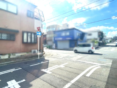 【前面道路含む現地写真】 | 堺市中区深阪1丁 | 前面道路は広々として車の出入りも安心、一方通行で交通量も少なく落ち着いた環境です。