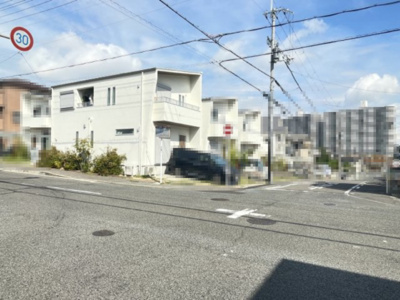 【前面道路含む現地写真】 | 堺市中区深阪1丁 | 南東角地、幅員10m超のゆとりある前面道路。広々とした道路ながら交通量は多くなく、静かな住環境が整っています。