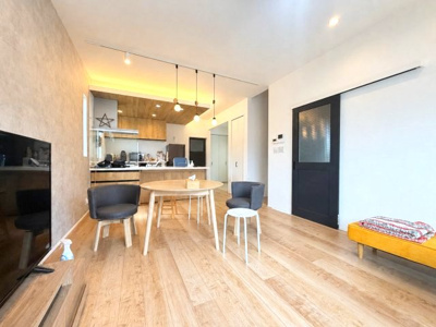 【居間・リビング】 | 堺市中区深阪1丁 | 木目の床とアクセントクロスが調和した、落ち着きのあるLDK。開放感のある空間です。
※写真内の一部の生活用品等はAI加工により削除しています。
