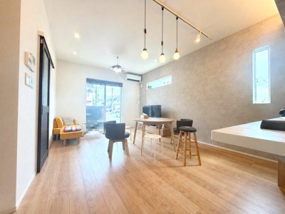 【居間・リビング】 | 堺市中区深阪1丁 | 天井から吊るされたペンダントライトが空間のアクセントに。明るく開放的なLDKです。
※写真内の一部の生活用品等はAI加工により削除しています。