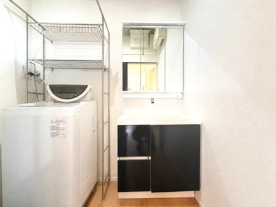 【独立洗面台】 | 堺市中区深阪1丁 | 洗面台と洗濯機置場をまとめた機能的な水回り。収納スペースも確保されています。
※写真内の一部の生活用品等はAI加工により削除しています。
