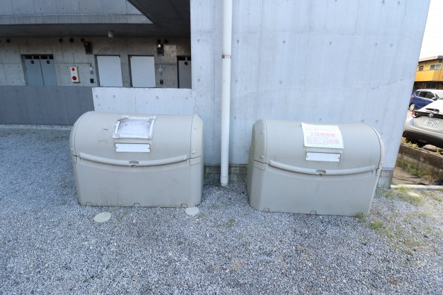 カーサトリプルエーのトイレ|おしゃれなエントランスを抜けてお部屋に入ります！