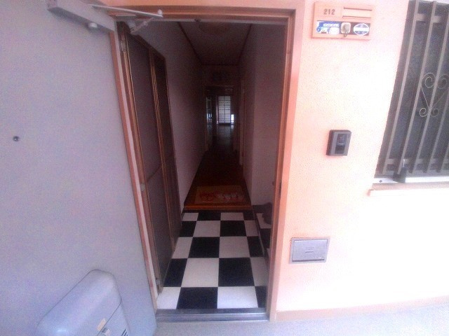 マンション明舞の玄関
