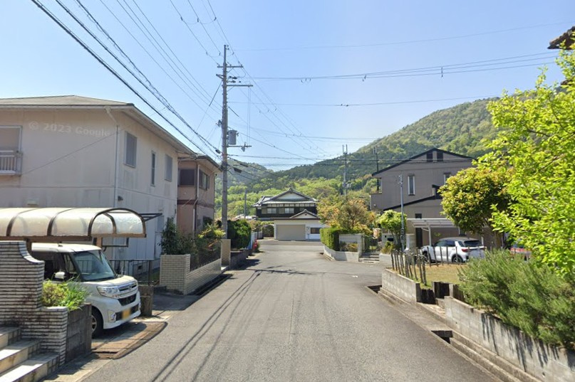 近江八幡市北津田町　中古戸建の前面道路含む現地写真
