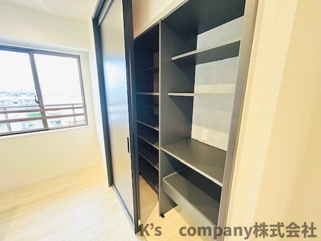 ●茅ヶ崎市今宿　第一ハイツ茅ヶ崎の収納|キッチン後方の収納棚☆仕切り棚付きで整理がしやすいです◇